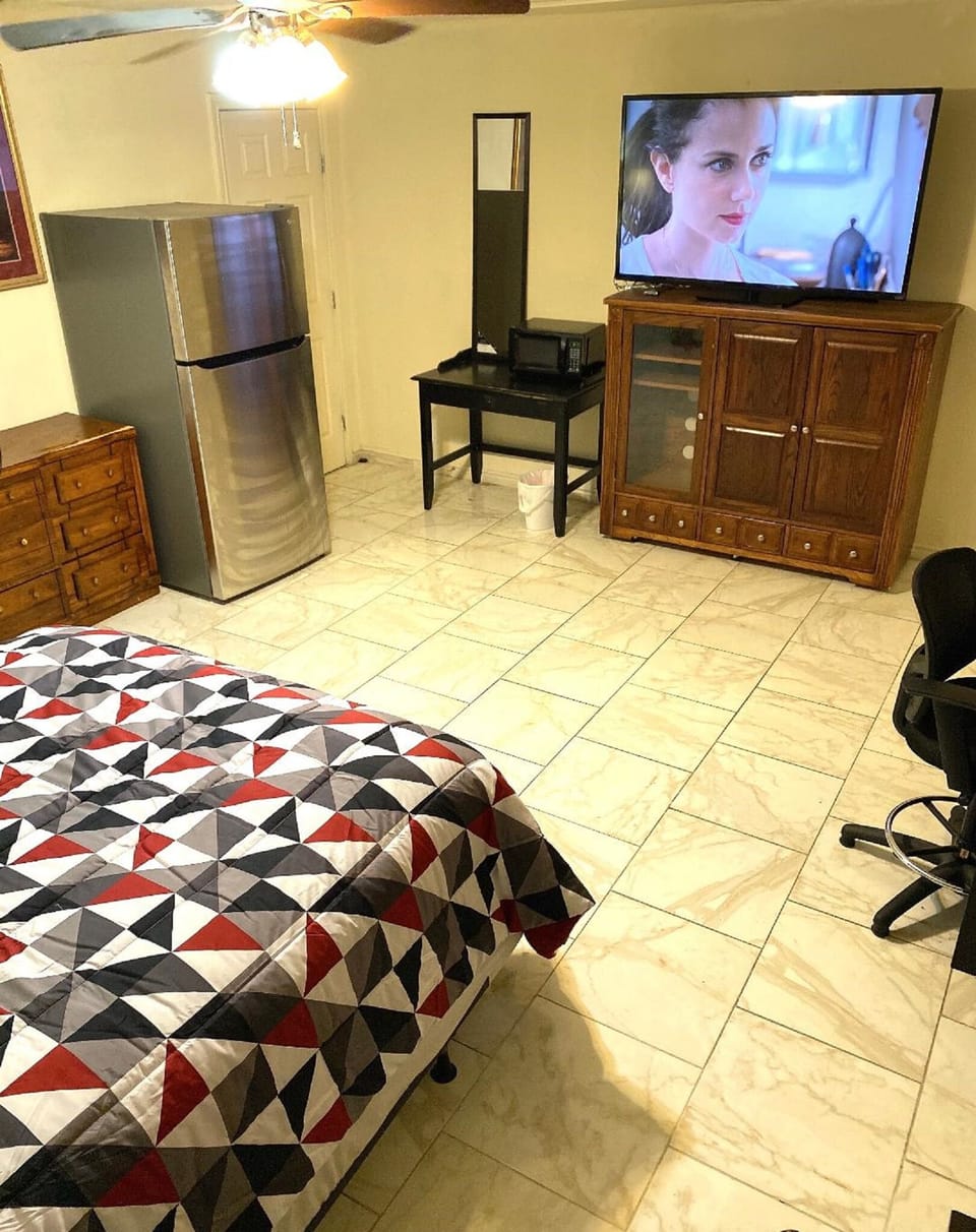 Standard Room | Desk, laptop workspace, WiFi (free), bed sheets