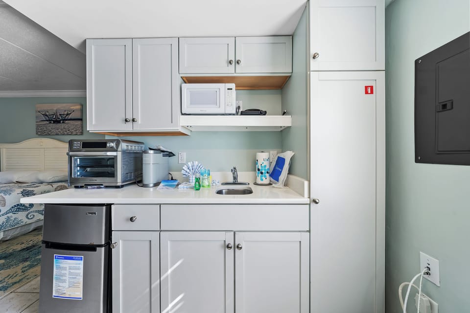Comfort Studio, 1 Queen Bed, Non Smoking | Private kitchenette | Mini-fridge, microwave, coffee/tea maker, toaster