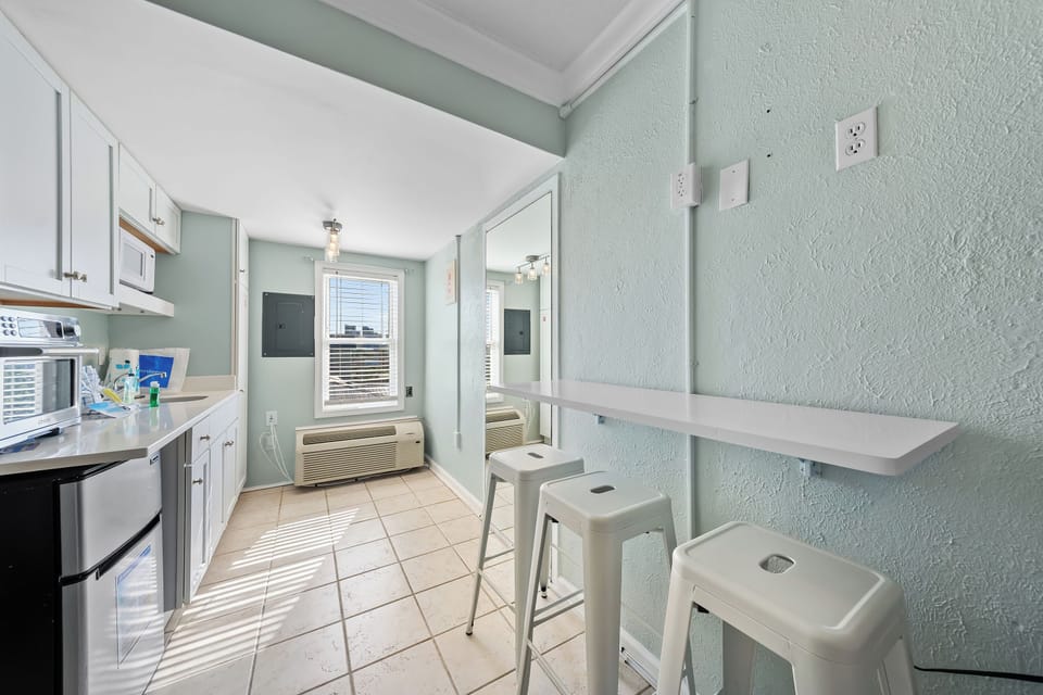 Comfort Studio, 1 Queen Bed, Non Smoking | In-room dining