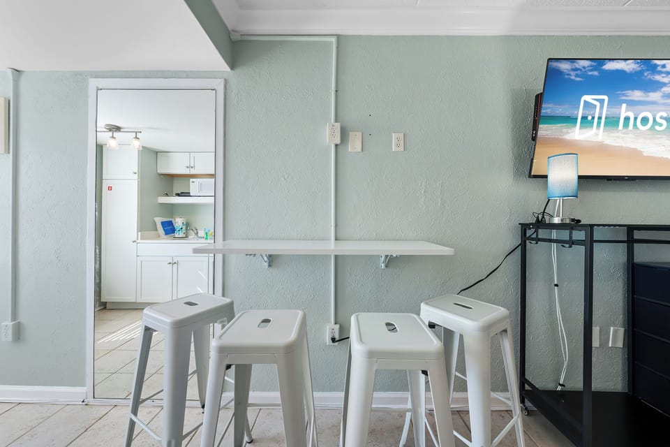 Comfort Studio, 1 Queen Bed, Non Smoking | In-room dining