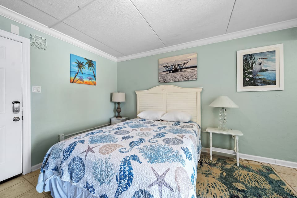Comfort Studio, 1 Queen Bed, Non Smoking | Individually decorated, individually furnished, iron/ironing board