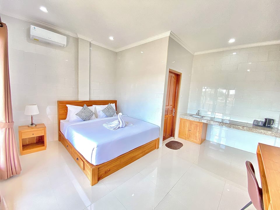 Desk, laptop workspace, WiFi (free), bed sheets