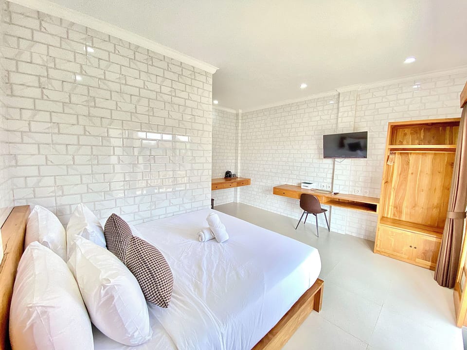 Desk, laptop workspace, WiFi (free), bed sheets