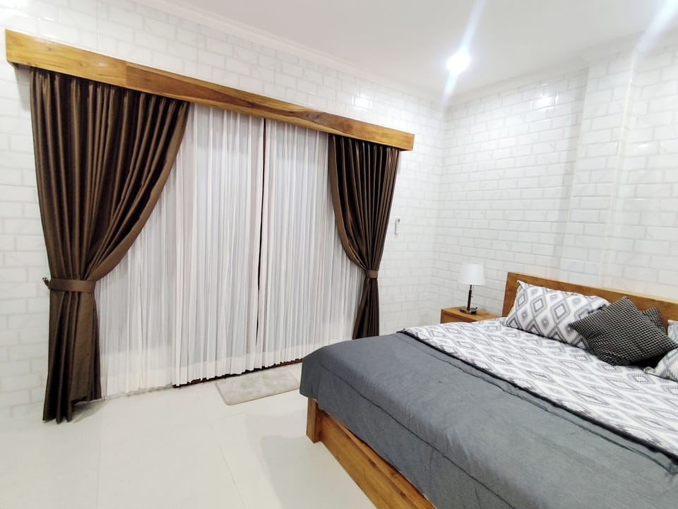 Desk, laptop workspace, free WiFi, bed sheets