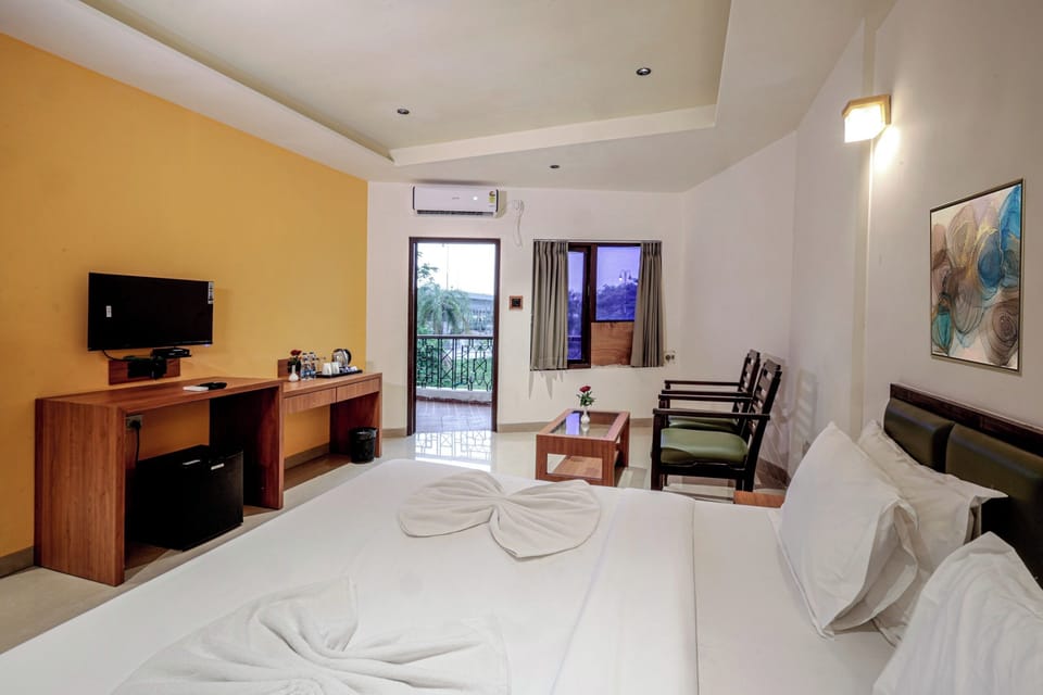 Deluxe Double or Twin Room, 1 Bedroom, City View | Desk, laptop workspace, iron/ironing board, free WiFi