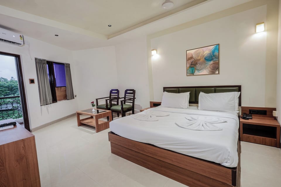 Deluxe Double or Twin Room, 1 Bedroom, City View | Desk, laptop workspace, iron/ironing board, free WiFi