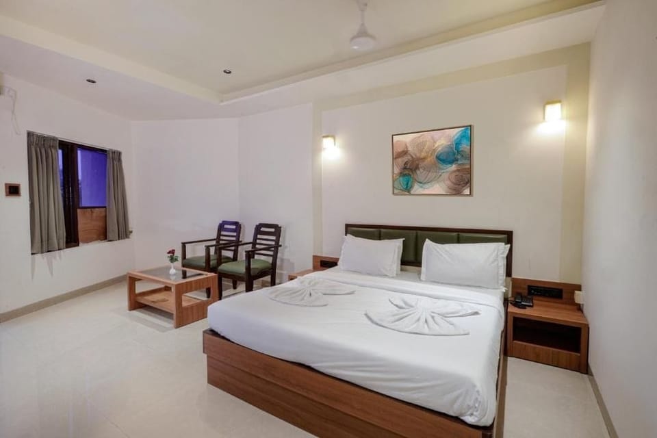 Deluxe Double or Twin Room | Desk, laptop workspace, iron/ironing board, free WiFi