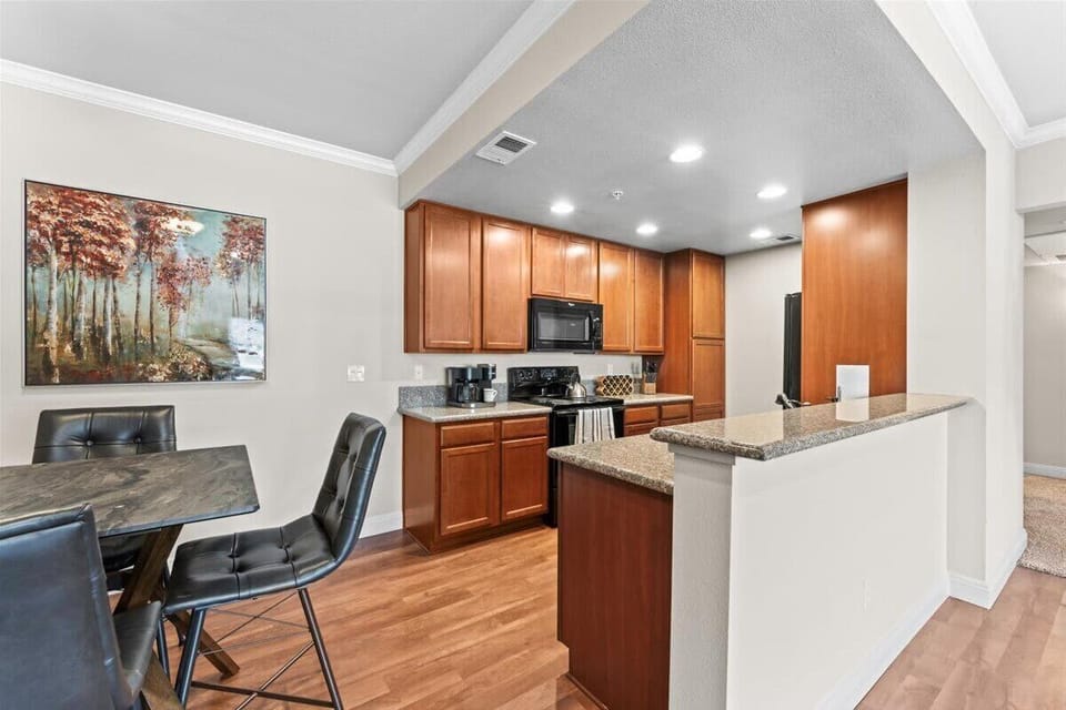 Fully stocked kitchen with dining space—ideal for cooking, working, or gathering over a meal.