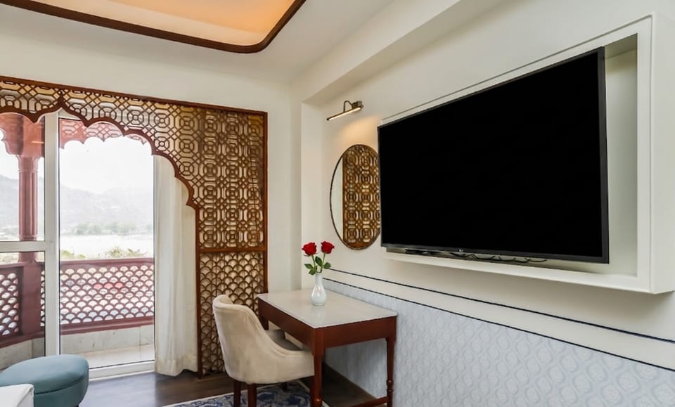 Ananta Suite with Hill View and Balcony | Egyptian cotton sheets, premium bedding, minibar, in-room safe
