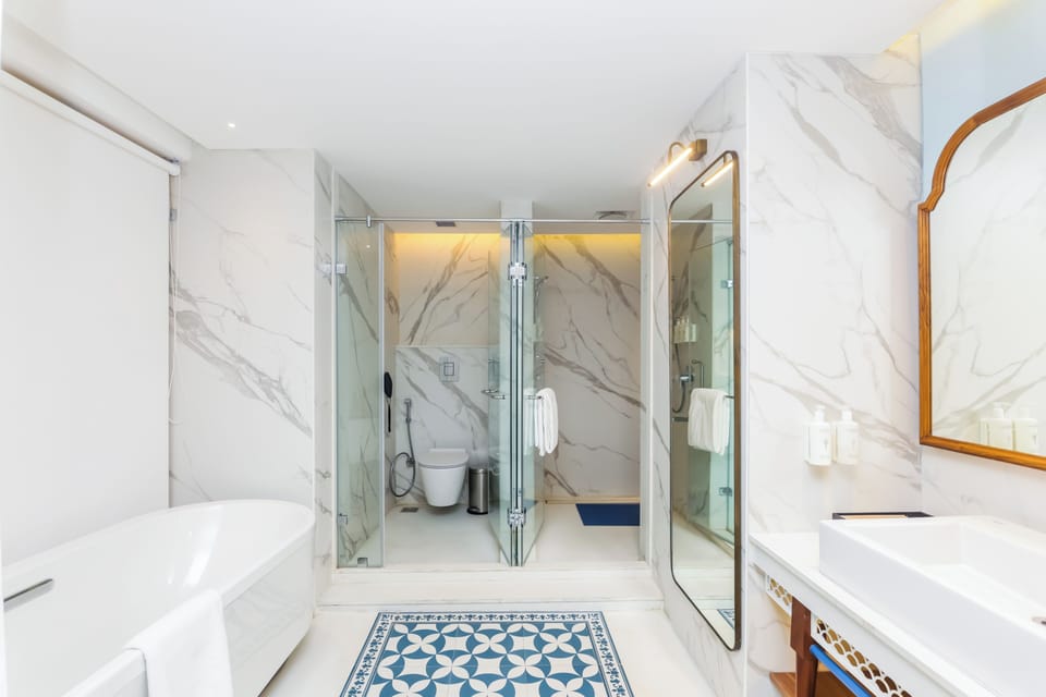 Purna King Room with Hill view | Bathroom shower