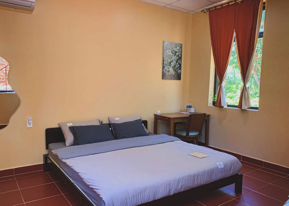 Basic Double Room, 1 King Bed, Shared Bathroom | Free WiFi, bed sheets