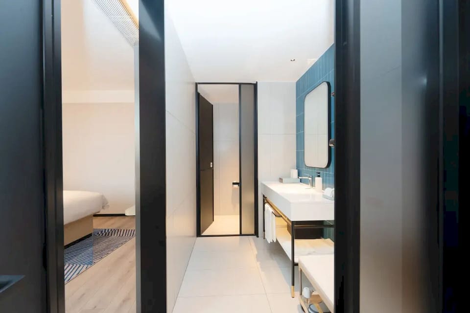 Superior Twin Room, City View | Bathroom | Shower, hydromassage showerhead, free toiletries, hair dryer