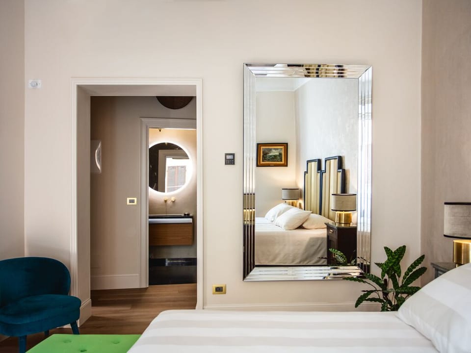 Deluxe Double or Twin Room, City View (Oro) | Minibar (free items), in-room safe, desk, laptop workspace