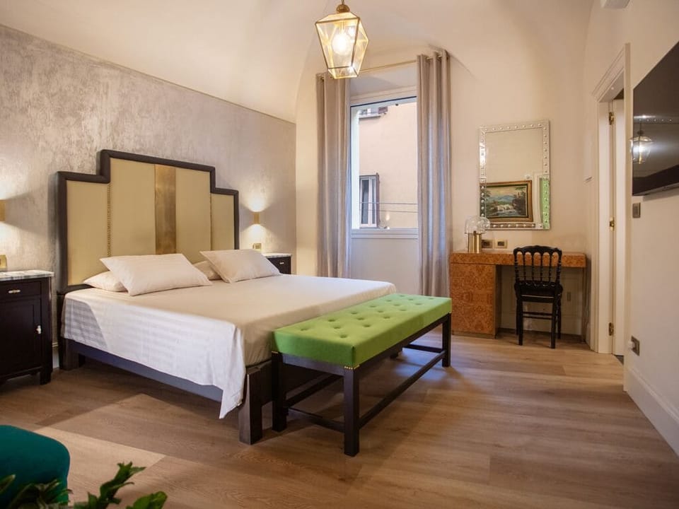 Deluxe Double Room, City View (Seta) | Minibar (free items), in-room safe, desk, laptop workspace