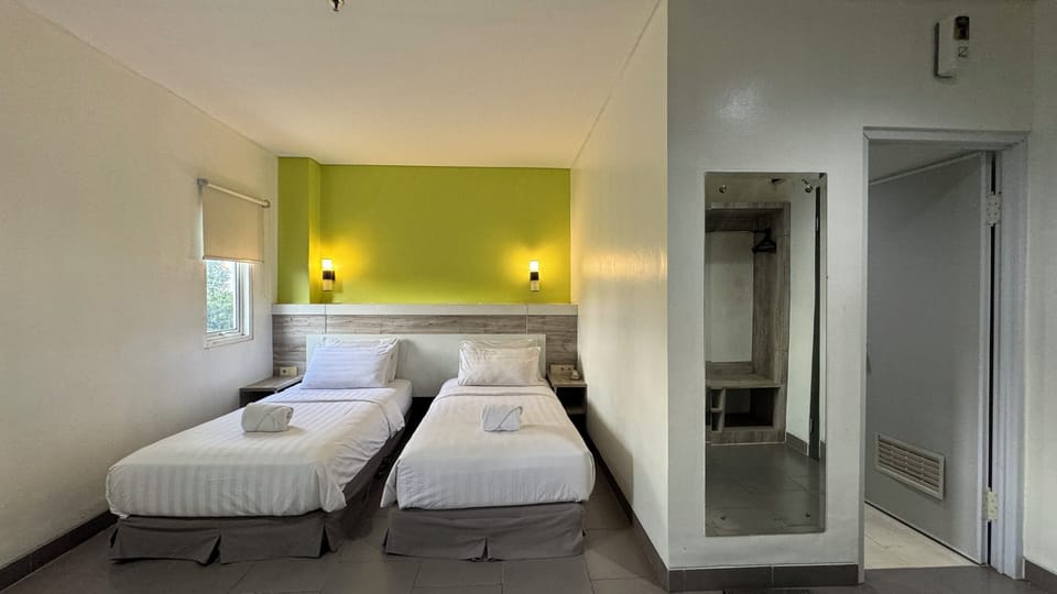 Deluxe Twin Room | Premium bedding, in-room safe, desk, soundproofing
