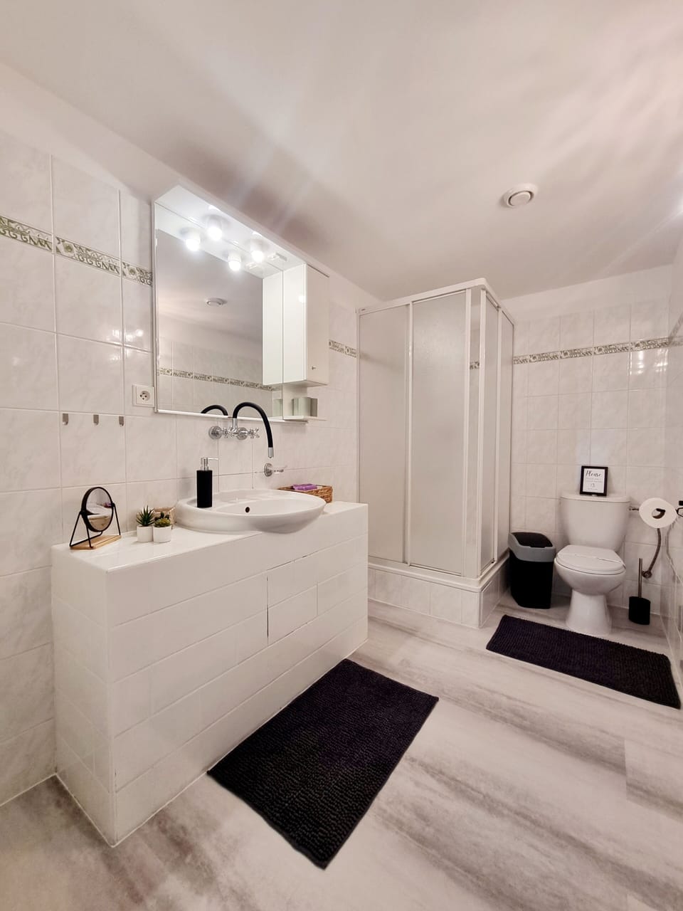 Comfort Triple Room | Bathroom | Shower, hair dryer, towels, soap