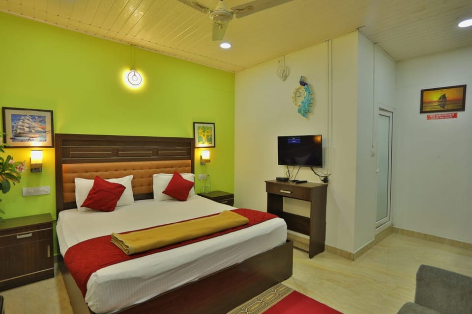 Desk, laptop workspace, iron/ironing board, free WiFi