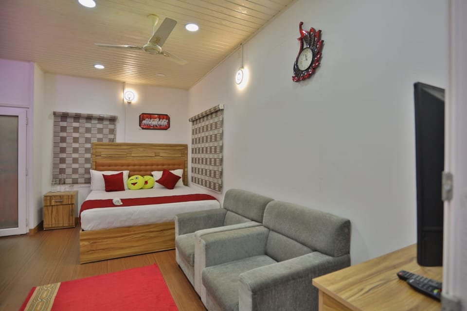 Desk, laptop workspace, iron/ironing board, free WiFi