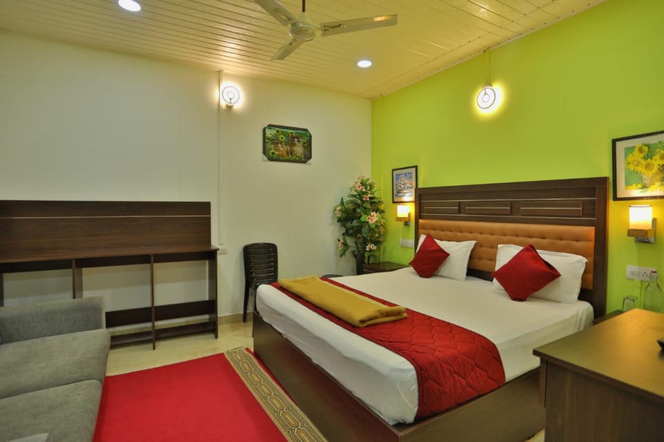 Desk, laptop workspace, iron/ironing board, free WiFi