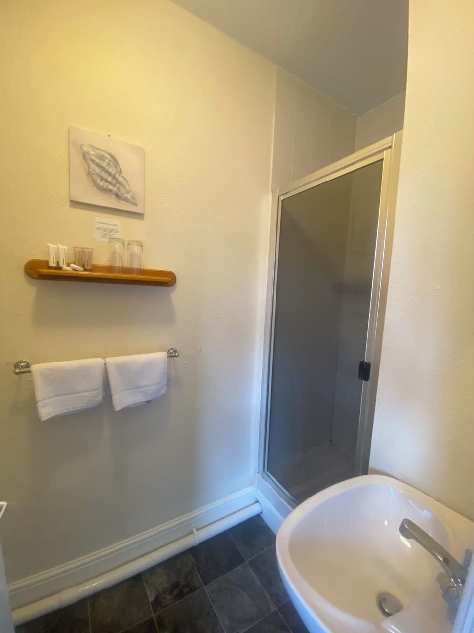 Basic Twin Room, 2 Twin Beds | Bathroom