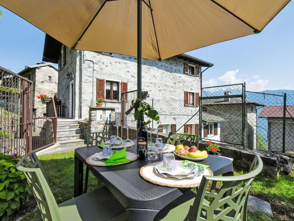 Furniture, Chair, Outdoor Furniture, Kitchen & Dining Room Table, Cottage, Outdoor Table, Houseplant, Flowerpot, Balcony, Yard