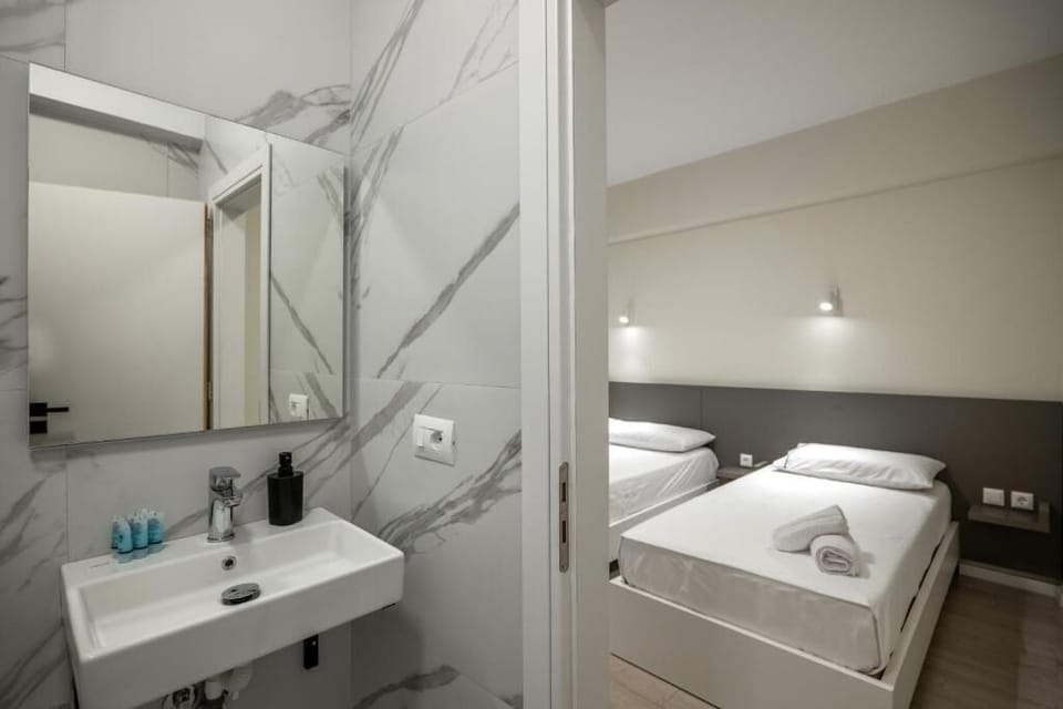 Triple Room with City View | Minibar, free WiFi, bed sheets