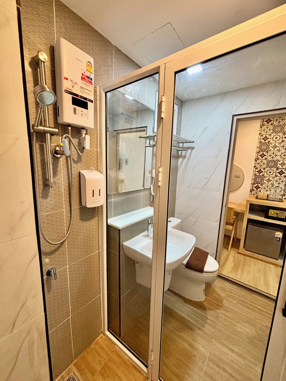 Classic Double Room | Bathroom | Shower, free toiletries, hair dryer, towels
