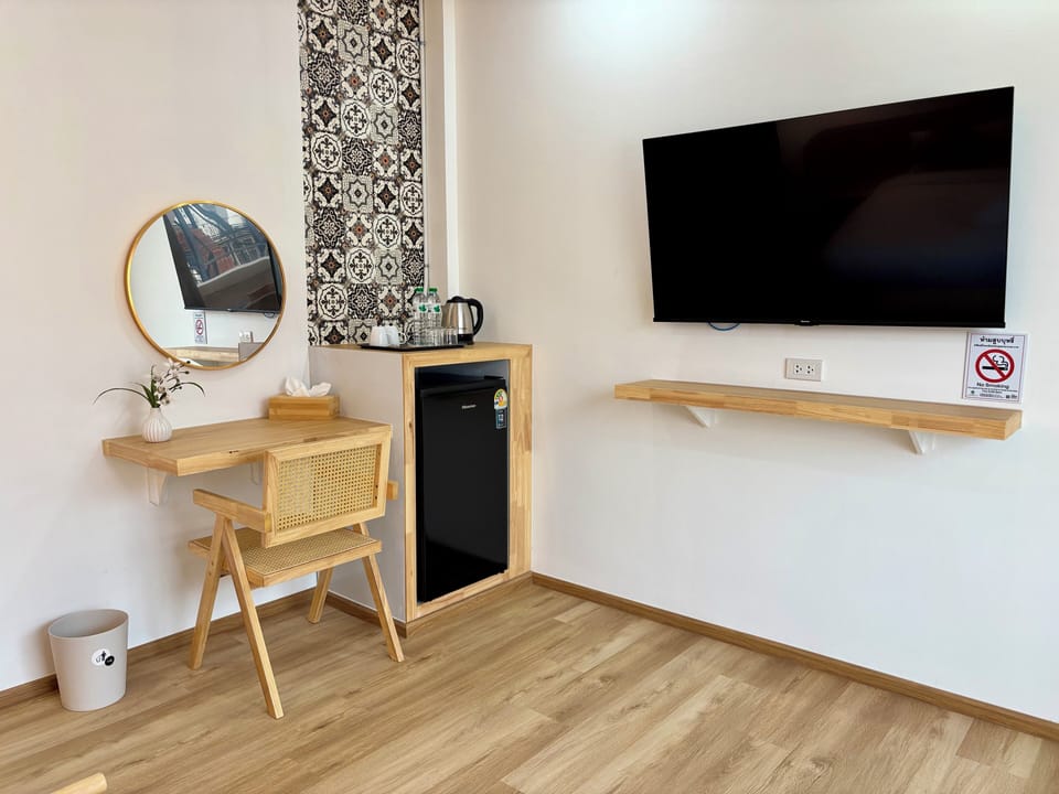 Premier Double Room | In-room safe, blackout drapes, free WiFi, bed sheets