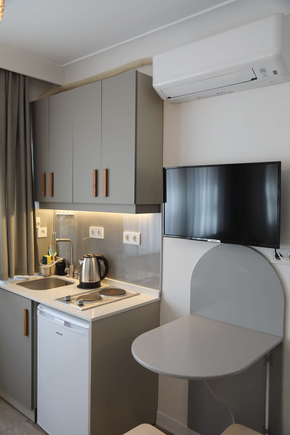 Mini-fridge, stovetop, coffee/tea maker, electric kettle