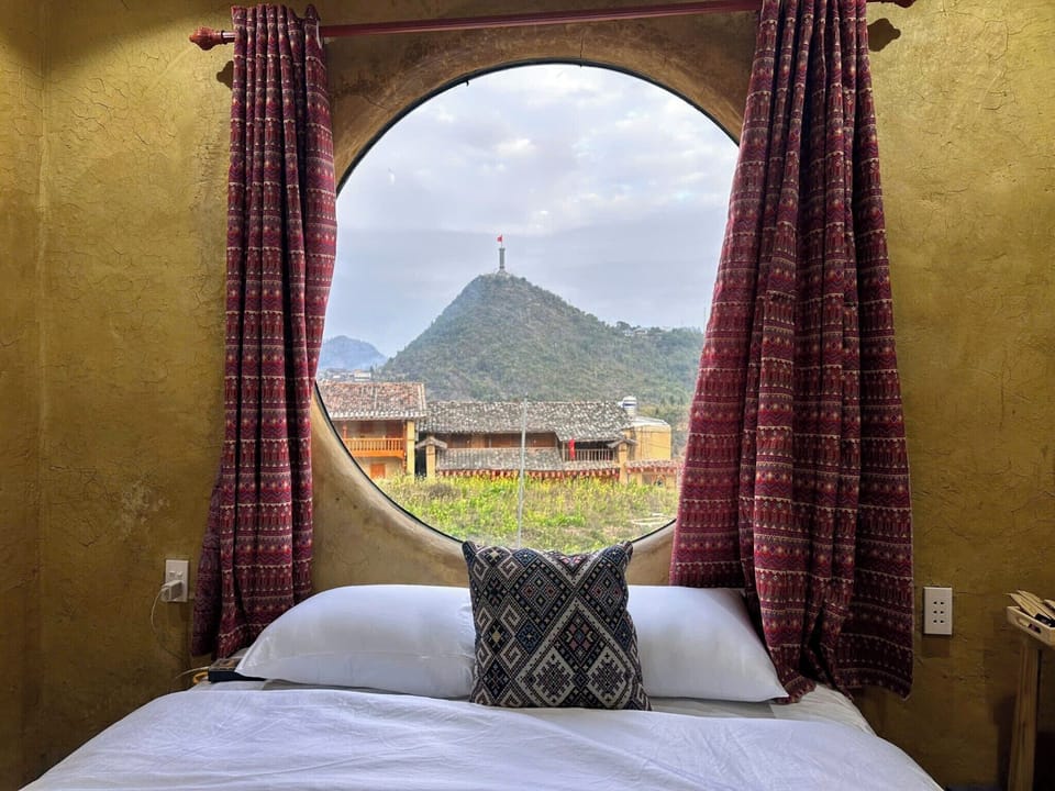 Double Room, Mountain View | Desk, WiFi (free), bed sheets