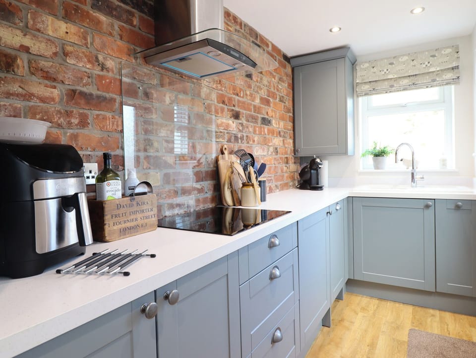 Cottage | Private kitchen | Fridge, microwave, dishwasher, toaster