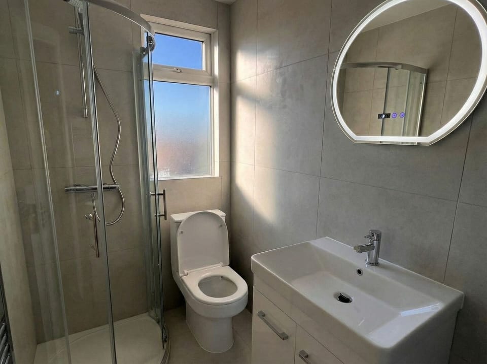 Design Double Room, Shared Bathroom, City View (second floor) | Bathroom | Shower, free toiletries, hair dryer, towels