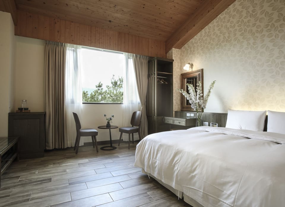 Senior Double Room, Bathtub | Desk, free WiFi, bed sheets