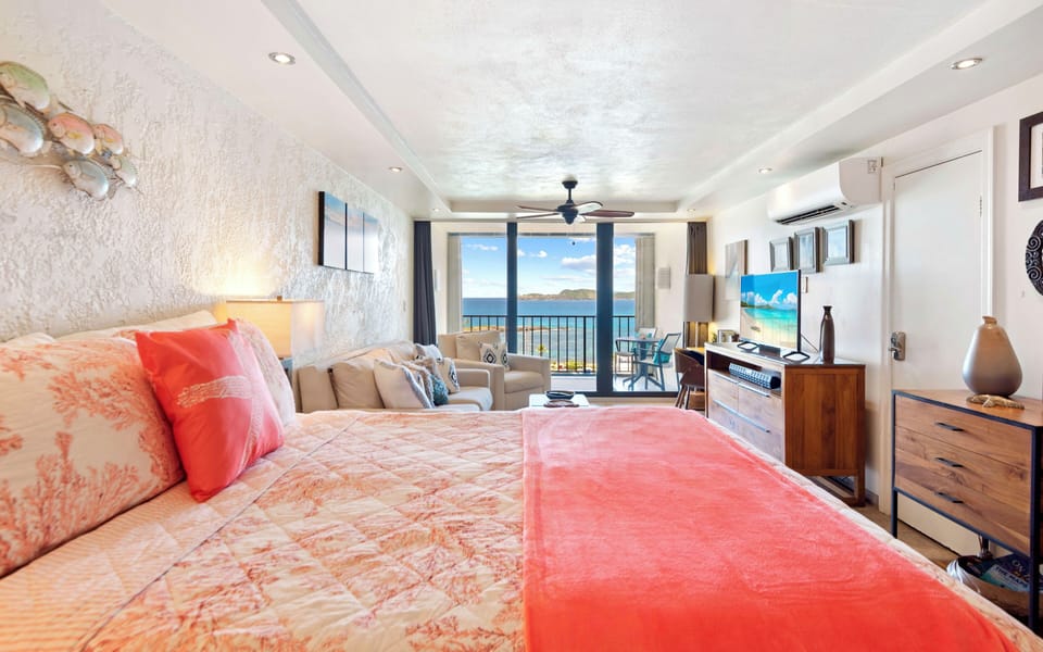 Gorgeous condo with stunning views/breezes right outside the sliding door.