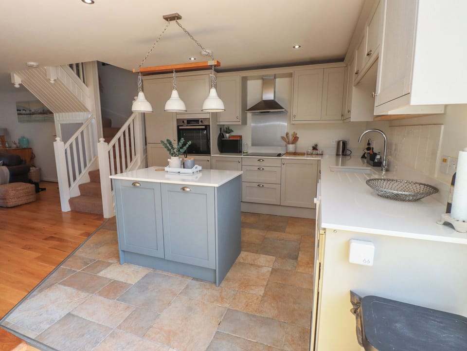 Cottage | Private kitchen | Dishwasher, cookware/dishes/utensils