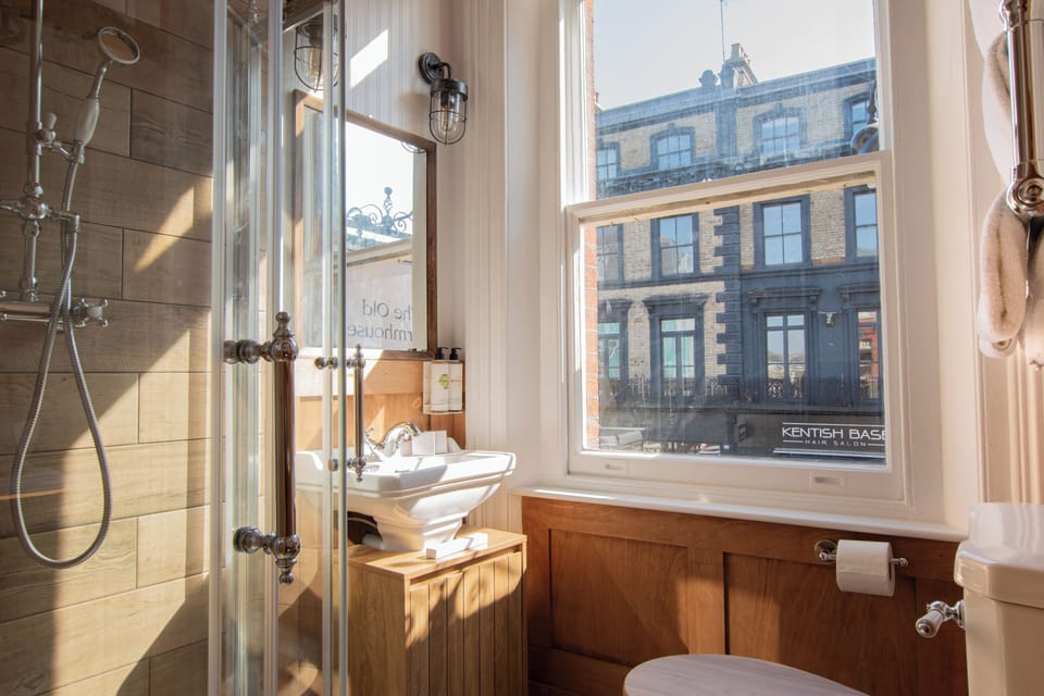 Deluxe Double Room | Bathroom | Combined shower/tub, hair dryer, slippers, towels