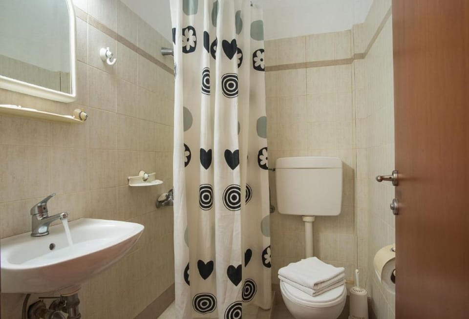 Shower, free toiletries, hair dryer, towels