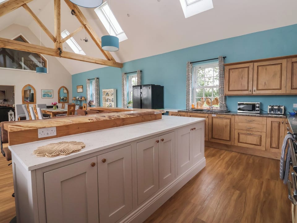 Cottage | Private kitchen | Fridge, microwave, dishwasher, toaster