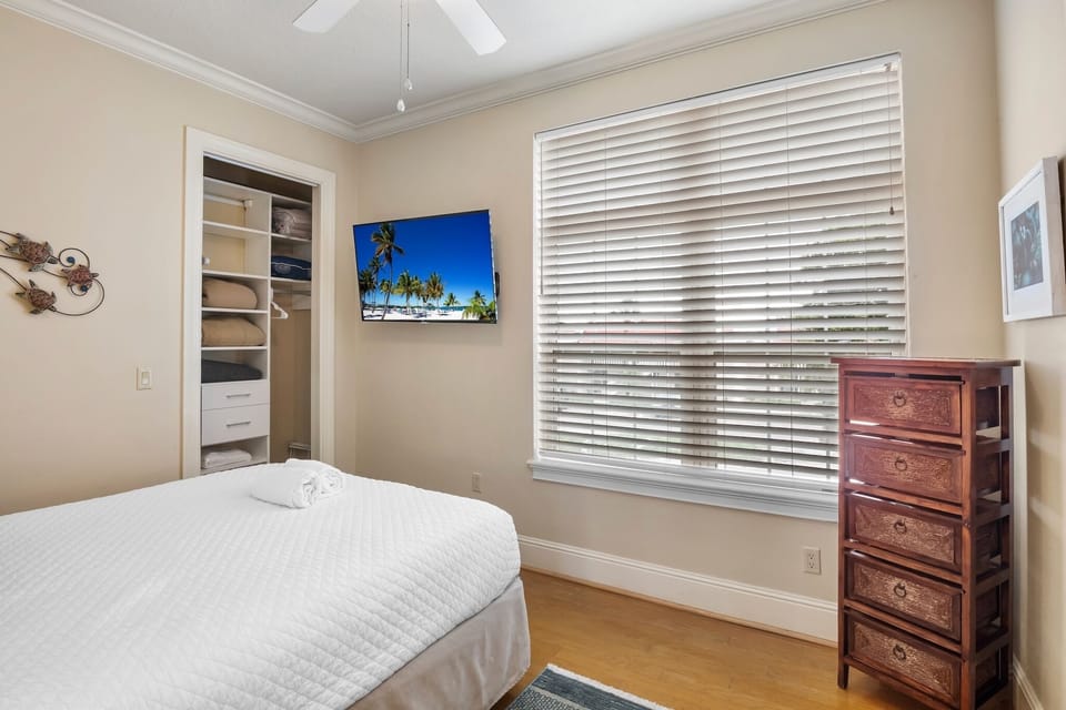 Second Bedroom, Queen