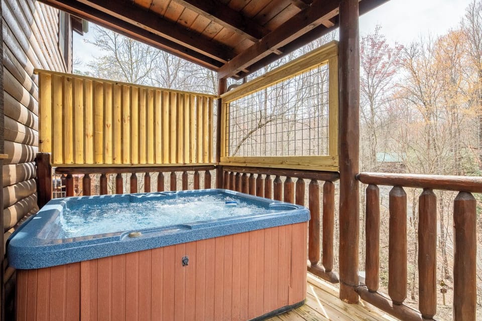 Smoky Mountain Vista's bubbling hot tub