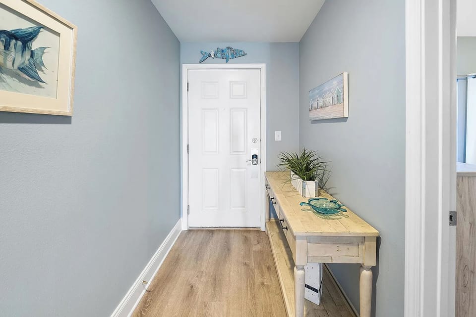 Welcome in to Laketown Wharf 905