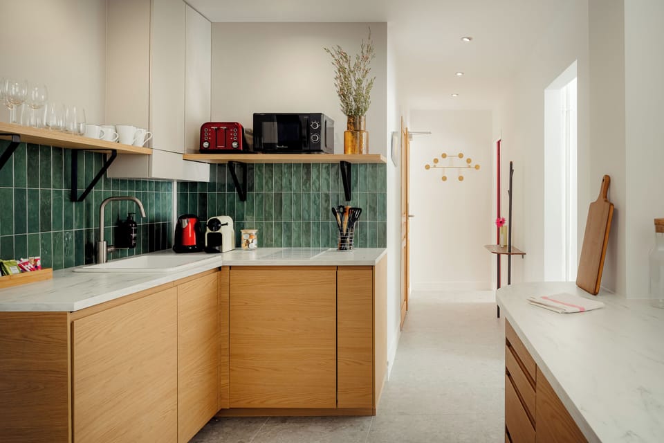 Deluxe Apartment | Private kitchen | Electric kettle, highchair