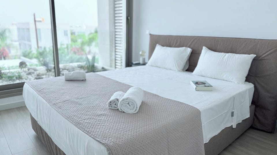 Bedroom with double bed,  walk in closet and ensuite bathroom