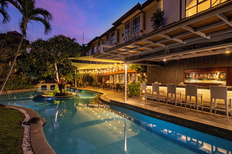 2 bars/lounges, poolside bar
