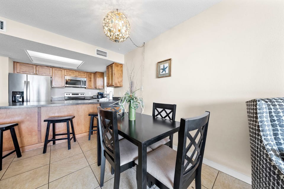 Dining area between living room and kitchen