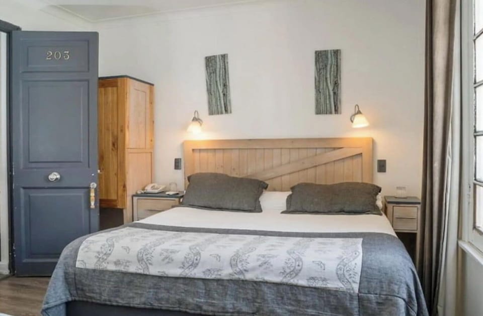 Superior Room, 1 King Bed, Non Smoking, Private Bathroom | Free WiFi