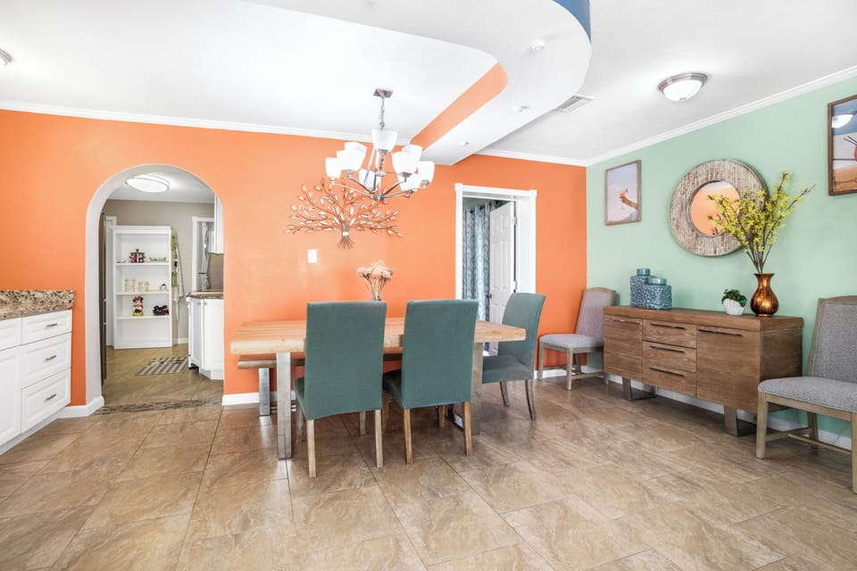 Signature Townhome, 4 Bedrooms, Non Smoking, Pets Allowed | In-room dining