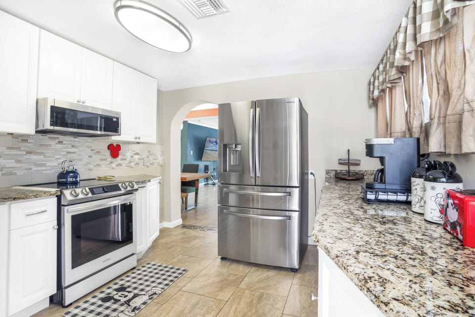 Signature Townhome, 4 Bedrooms, Non Smoking, Pets Allowed | Private kitchen | Microwave, oven, stovetop, coffee/tea maker