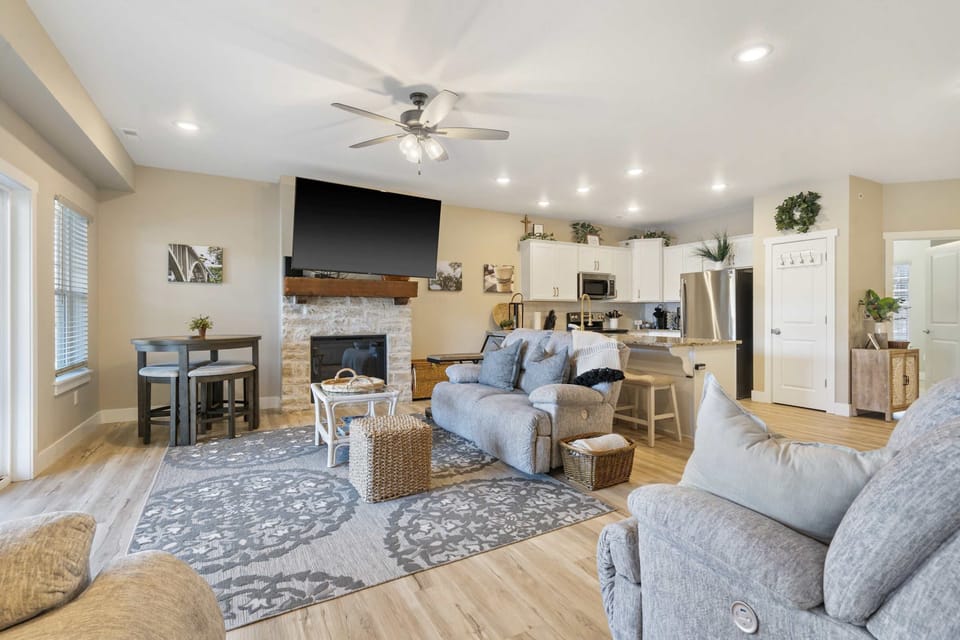 Condo, Multiple Beds, Balcony (Pleasant View on Taneycomo) | Living area | 42-inch flat-screen TV with digital channels, fireplace