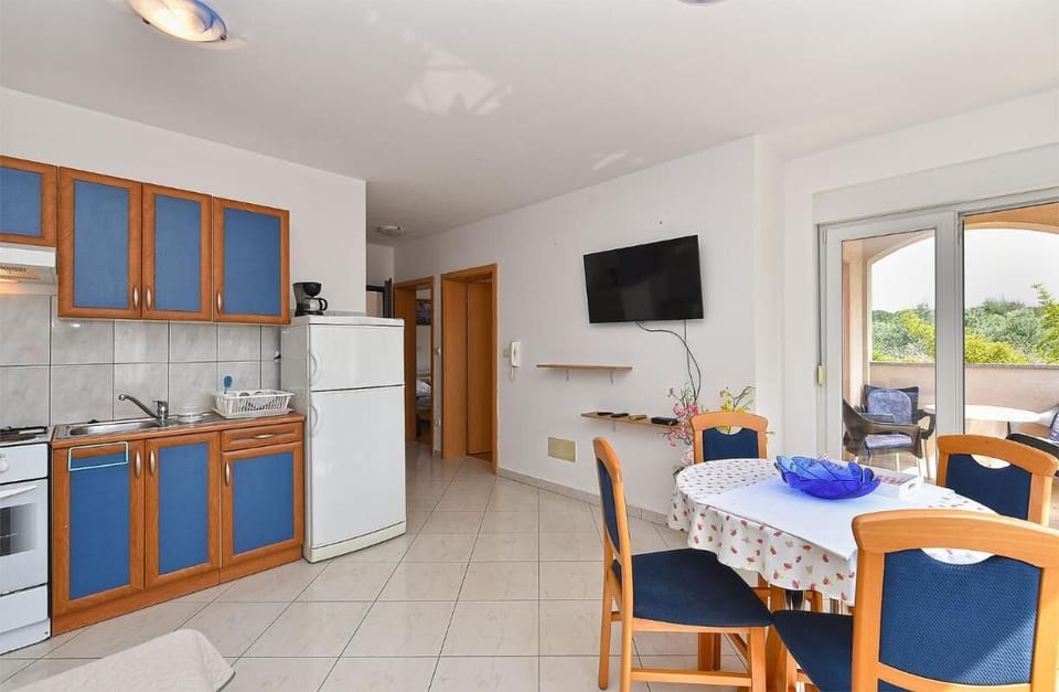 Apartment, 2 Bedrooms, Balcony | Dining room